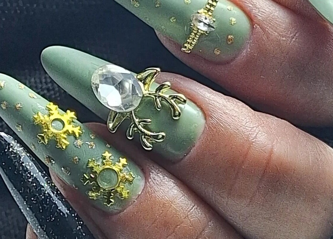 Nail art chic avec bijoux dorés à Titia Nail's, Sigean, Occitanie, FR.