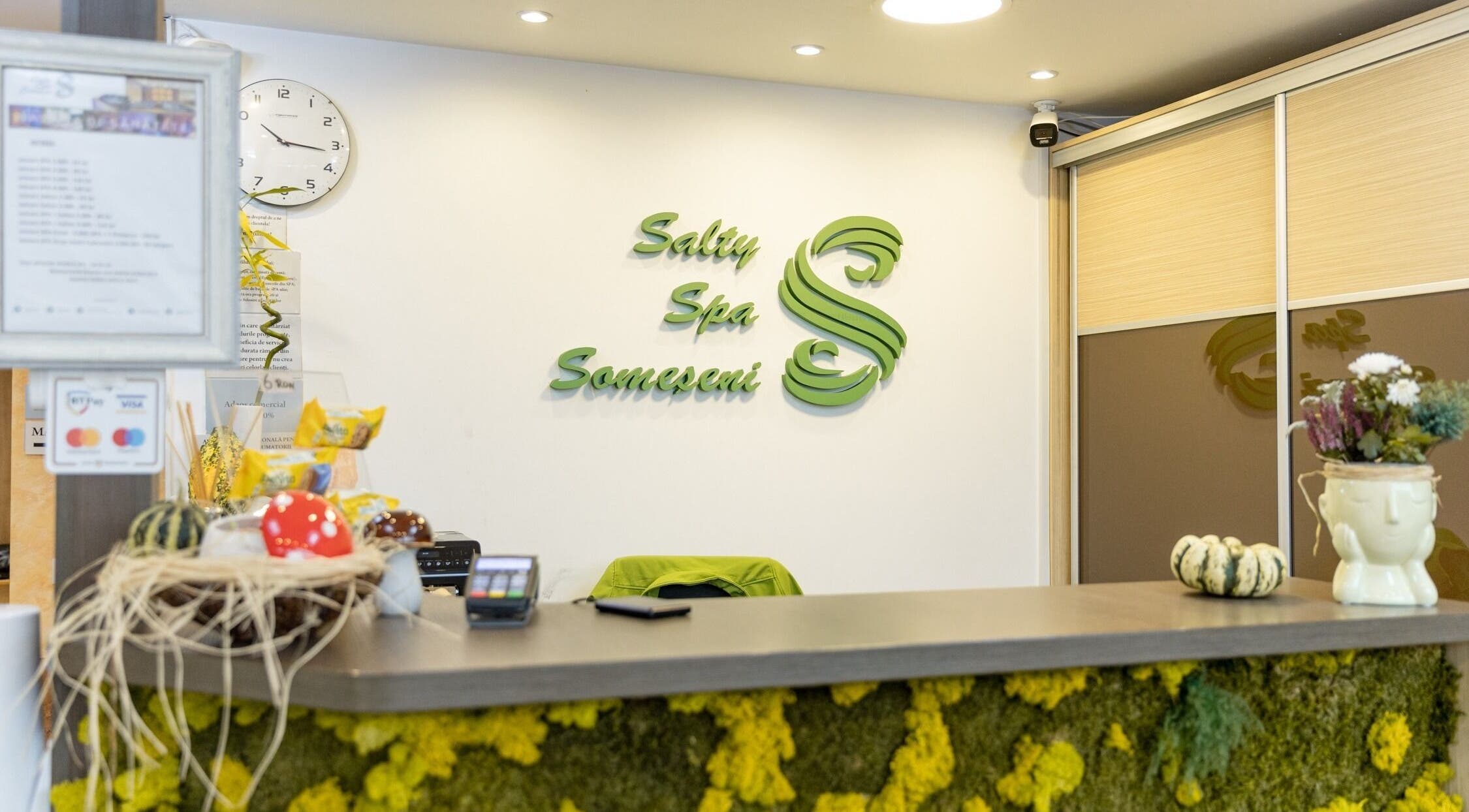 Recepția elegantă de la Salty Spa Cluj-Napoca, RO, decorată cu flori și dovleci.