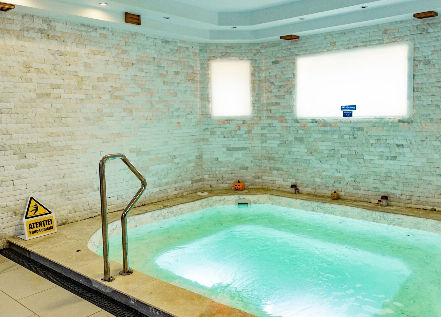 Jacuzzi modern la Salty Spa, Cluj-Napoca, RO, cu decor zid alb și iluminare caldă.