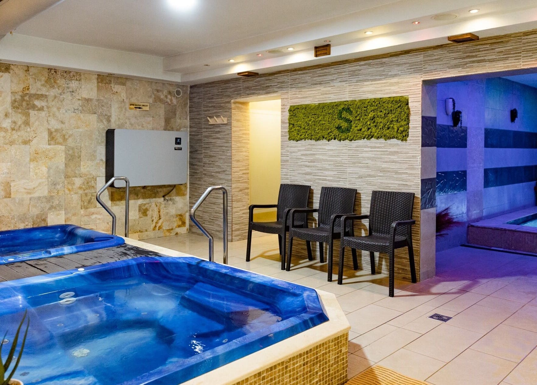 Jacuzzi modern la Salty Spa, Cluj-Napoca, RO, cu scaune elegante și spațiu de relaxare.