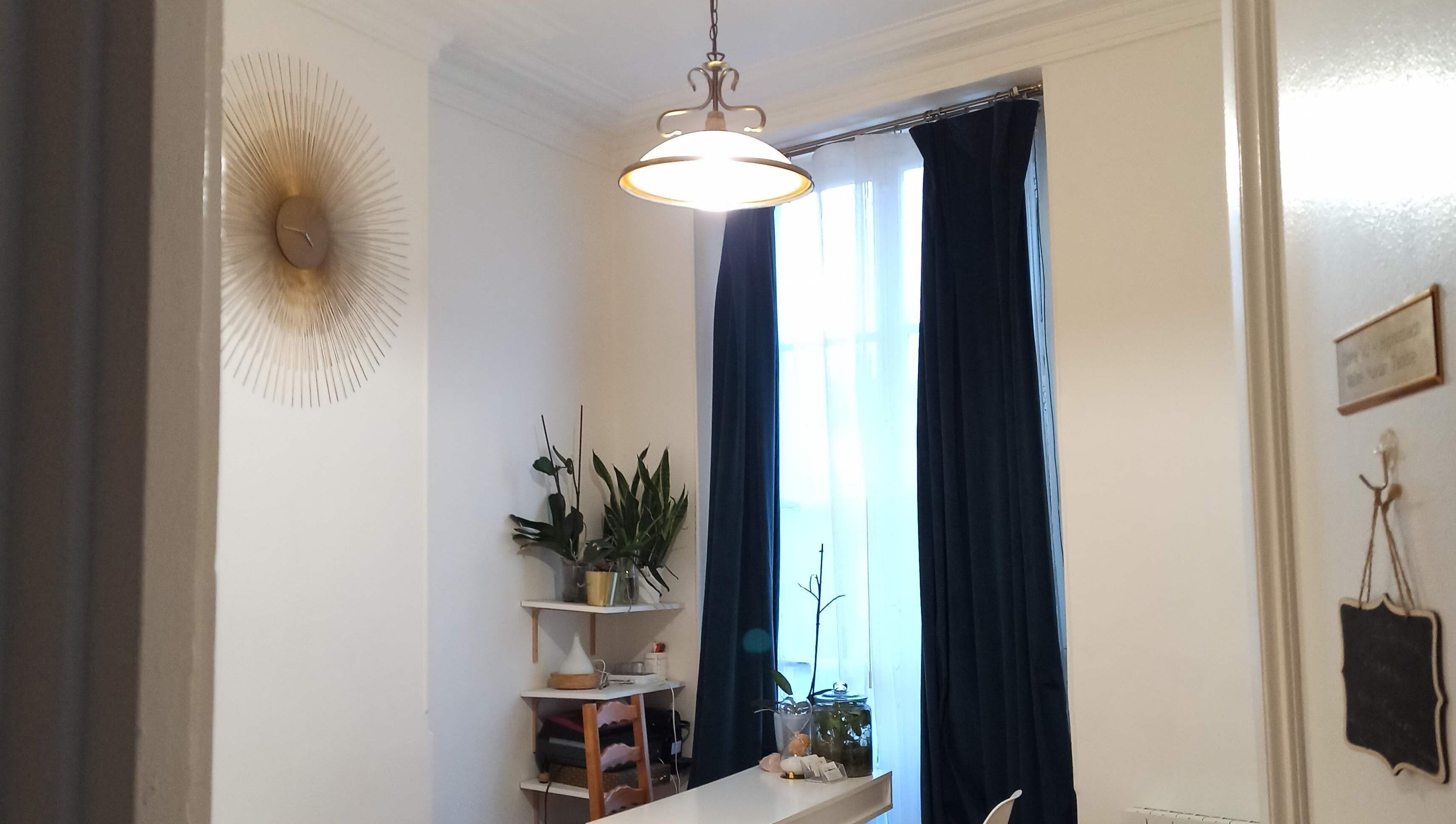 Intérieur apaisant de L'atelier de l'hypnose, Paris, Île-de-france, FR avec décoration élégante.