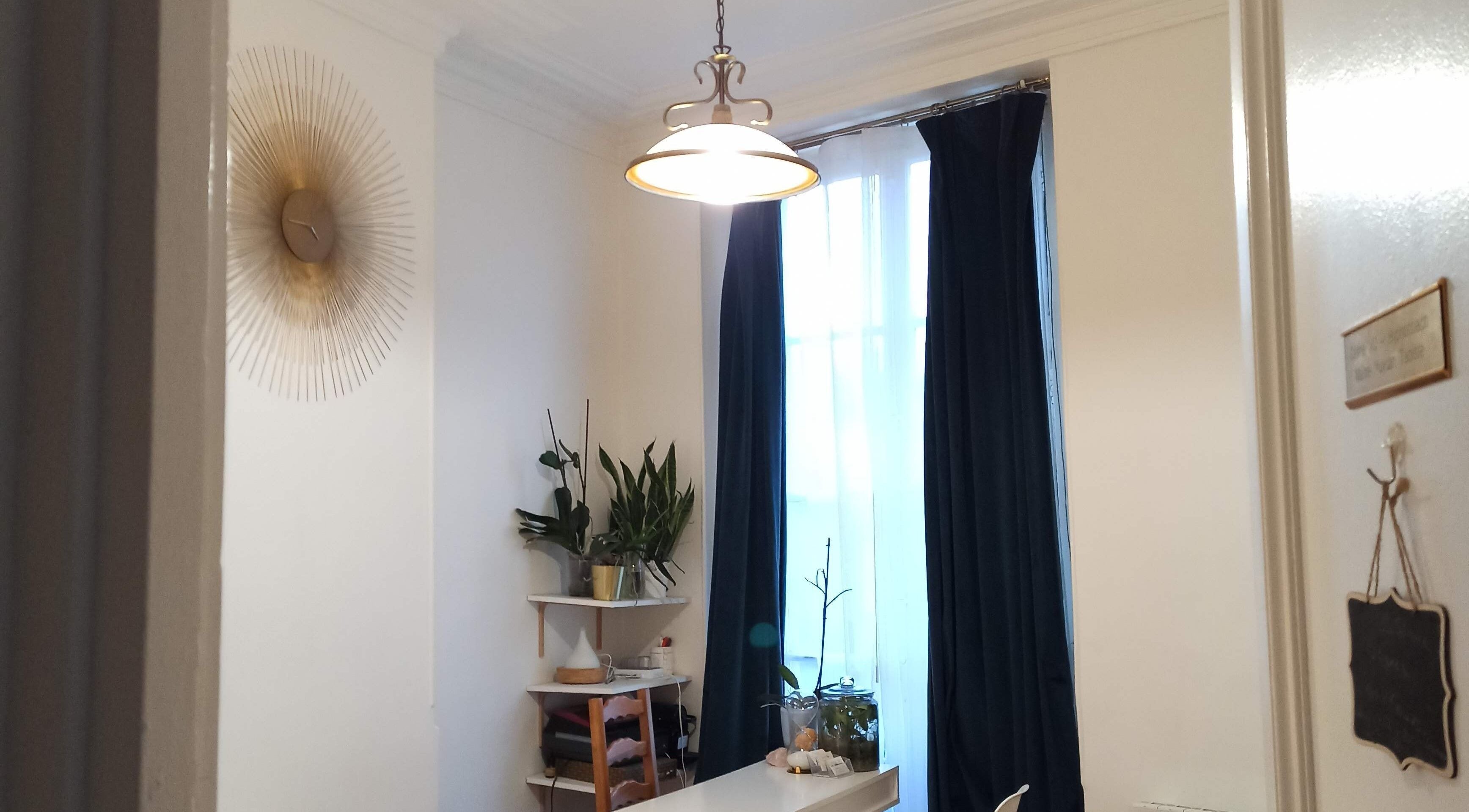Intérieur apaisant de L'atelier de l'hypnose, Paris, Île-de-france, FR avec décoration élégante.
