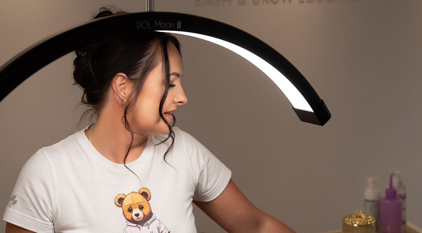 Specialist aan het werk bij Agnieszka Mencel in Tilburg, Noord-brabant, NL in een verlichte ruimte.