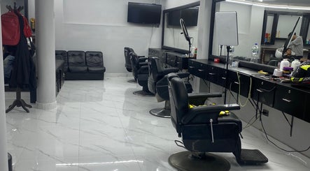 Interior moderno de Perú 51 Barbershop Callao, Callao, PE, con sillas de barbero elegantes y espejo amplio.
