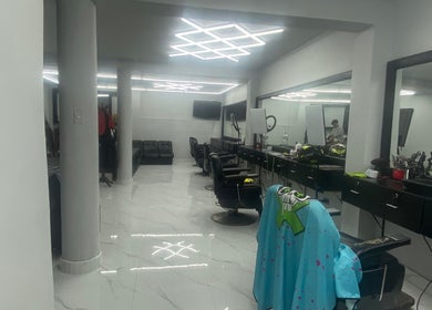 Interior moderno de Perú 51 Barbershop Callao en Callao, Callao, PE con sillas elegantes y decoración contemporánea.