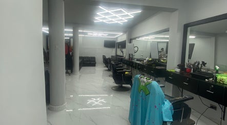 Interior moderno de Perú 51 Barbershop Callao en Callao, Callao, PE con sillas elegantes y decoración contemporánea.