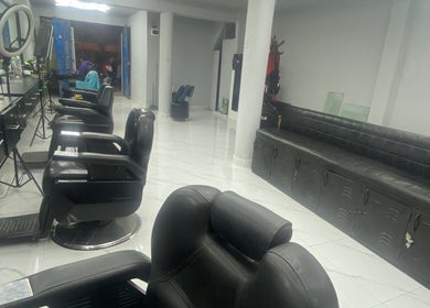 Interior moderno de Perú 51 Barbershop Callao con sillas de cuero negro en Callao, Callao, PE.