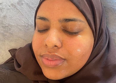 Client enjoys rejuvenating facial at Muniira's Clinic, London, England, GB.