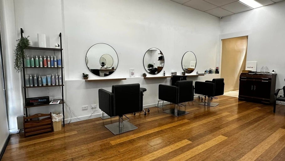 Taking Care of Business Hairdressing – obraz 1