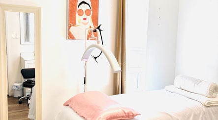Relaxing treatment room at 68 Beauty Land - Santa Clara in Santa Clara, California, US with modern decor.