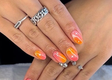 Heldere nail art met oranje en roze tinten bij Nailed it by Chanelle, Tull En Het Waal, Utrecht, NL.