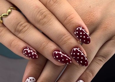 Elegant polka dot nail art bij Nailed it by Chanelle, Tull En Het Waal, Utrecht, NL.