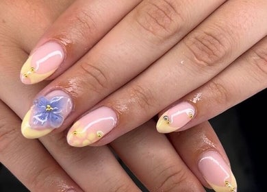 Elegante nagels met bloemaccent bij Nailed it by Chanelle, Tull en Het Waal, Utrecht, NL.