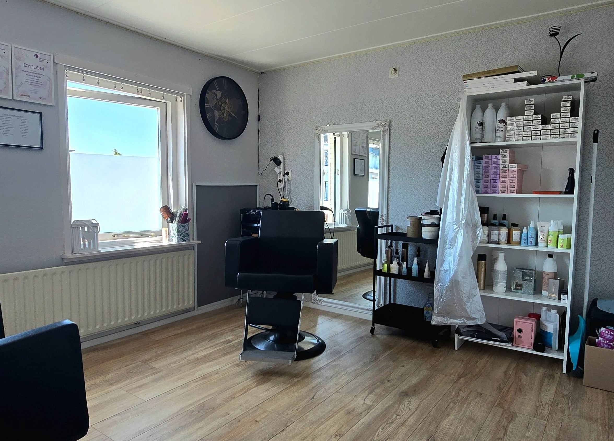 Nowoczesne wnętrze HairShine by P.A Rozycka w Obdam, Noord-holland, NL, z wygodnymi fotelami i stylowymi dekoracjami.