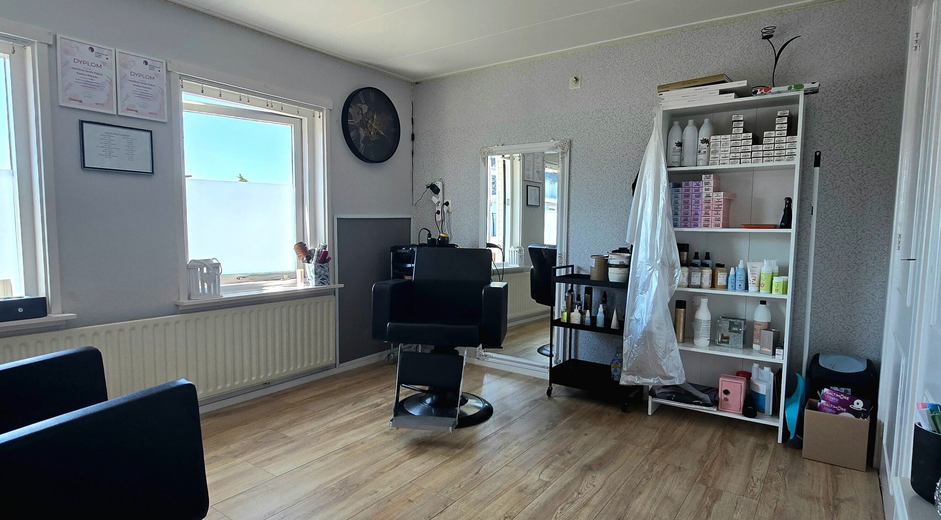 Nowoczesne wnętrze HairShine by P.A Rozycka w Obdam, Noord-holland, NL, z wygodnymi fotelami i stylowymi dekoracjami.