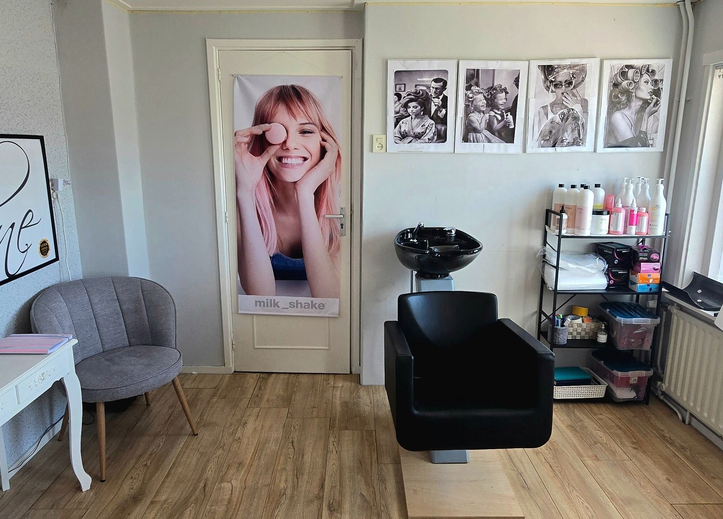 Salon HairShine by P.A Rozycka w Obdam, Noord-holland, NL z wystrojem i fotelami.
