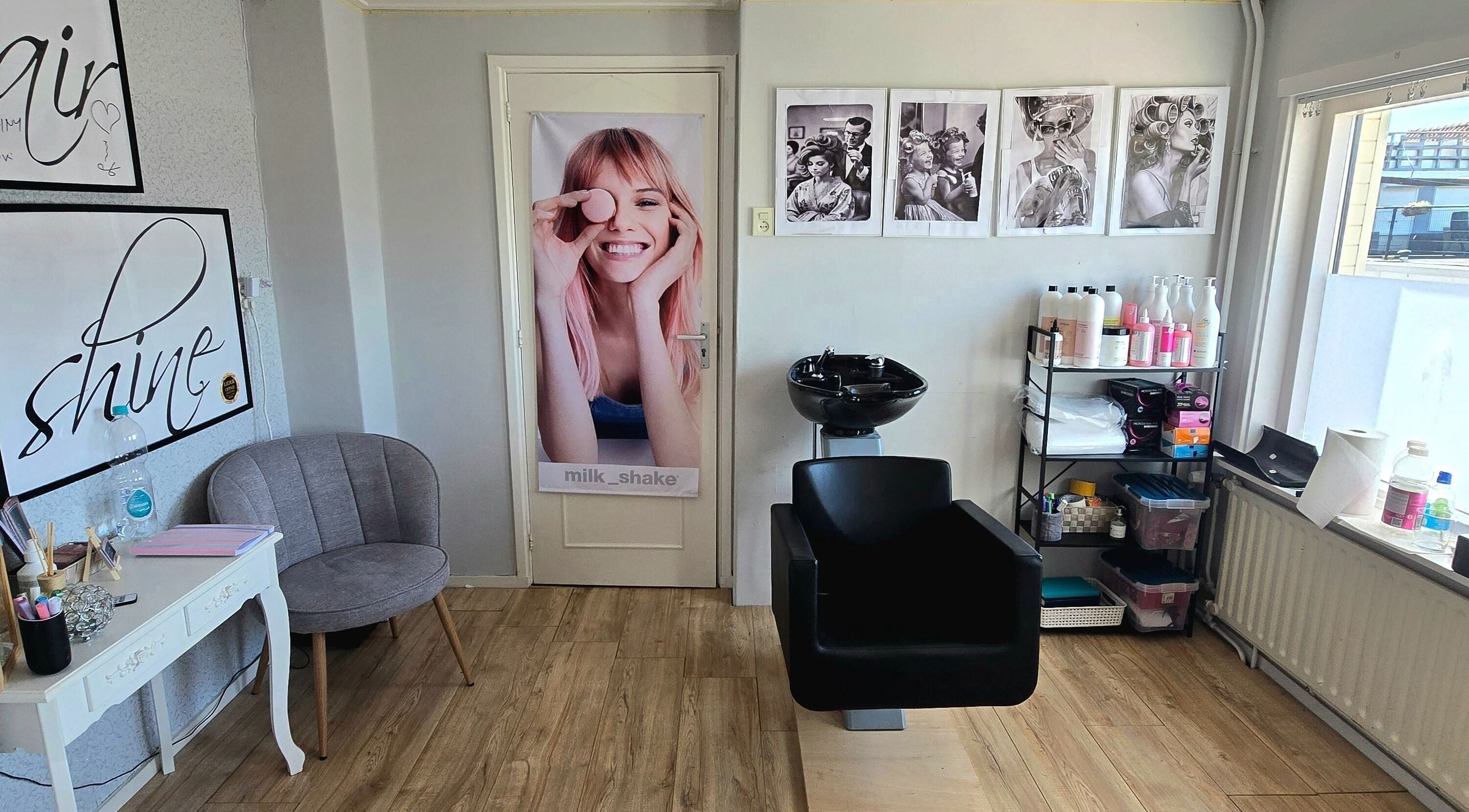 Salon HairShine by P.A Rozycka w Obdam, Noord-holland, NL z wystrojem i fotelami.