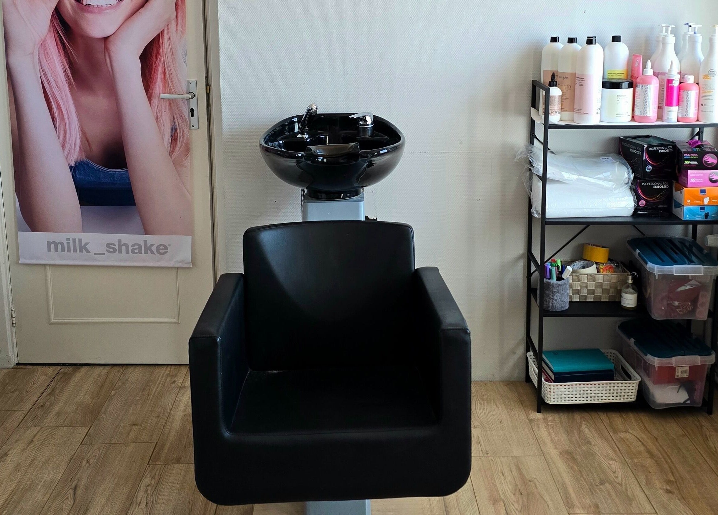 Myjnia fryzjerska w HairShine by P.A Rozycka, Obdam, Noord-holland, NL, z wygodnym siedzeniem i półką z kosmetykami.