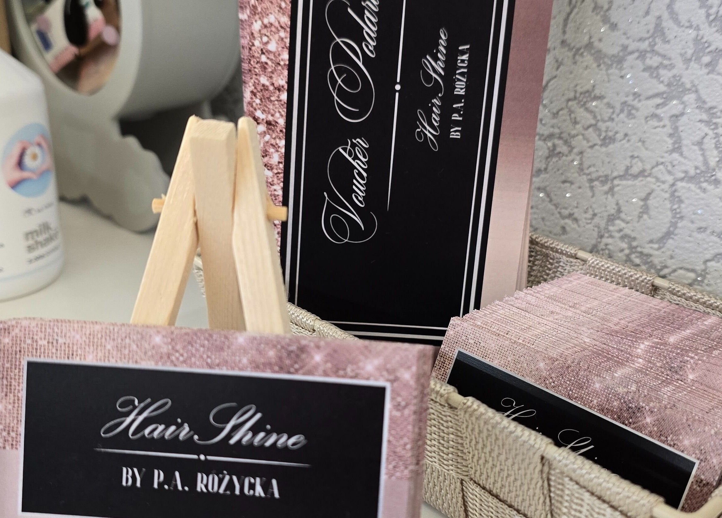 Eleganckie vouchery HairShine by P.A Rozycka, Obdam, Noord-holland, NL, na stole z dekoracjami.