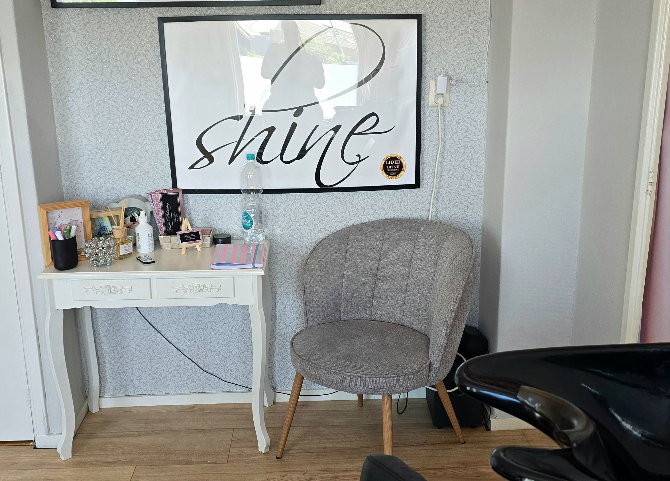 Przytulny kącik w HairShine by P.A Rozycka, Obdam, Noord-holland, NL. Wystrój nowoczesny i przyjazny.