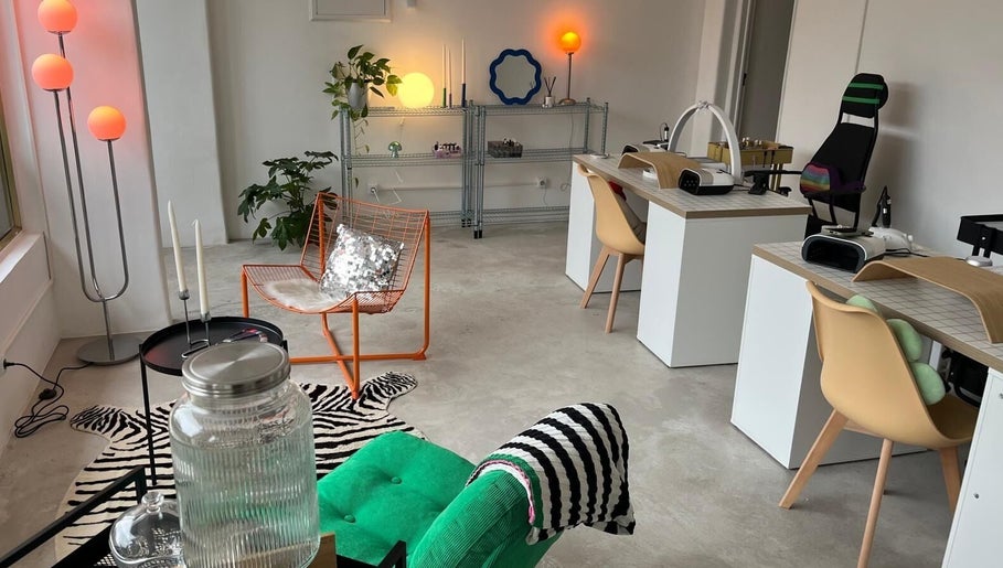 Espaço moderno no Chrome Studio, Lisboa, Lisboa, PT, com cadeiras coloridas e decoração sofisticada.