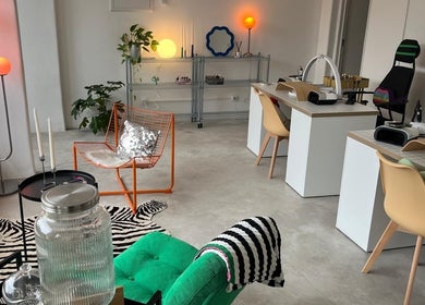 Espaço moderno no Chrome Studio, Lisboa, Lisboa, PT, com cadeiras coloridas e decoração sofisticada.