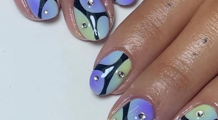 Unhas decoradas artisticamente no Chrome Studio, Lisboa, Lisboa, PT.