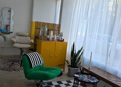 Espaço moderno e acolhedor no Chrome Studio, Lisboa, Lisboa, PT com cadeira verde vibrante e decorações elegantes.