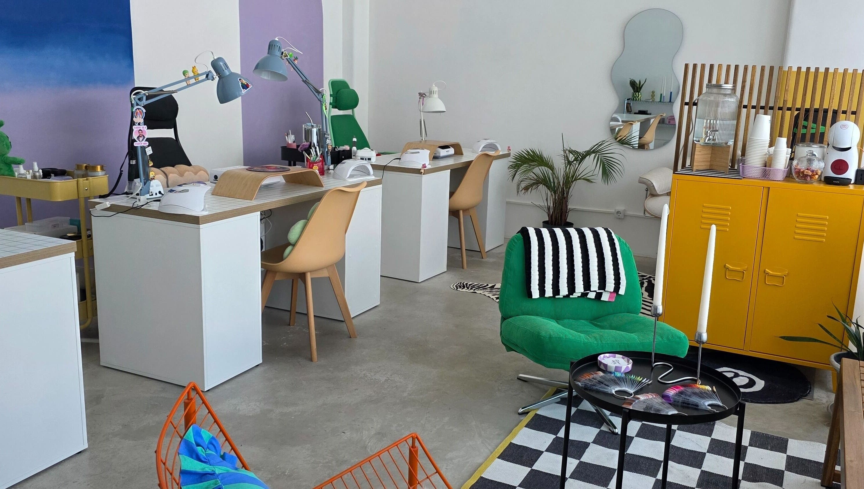 Espaço moderno de beleza em Chrome Studio, Lisboa, Lisboa, PT, com cadeiras coloridas e decoração vibrante.