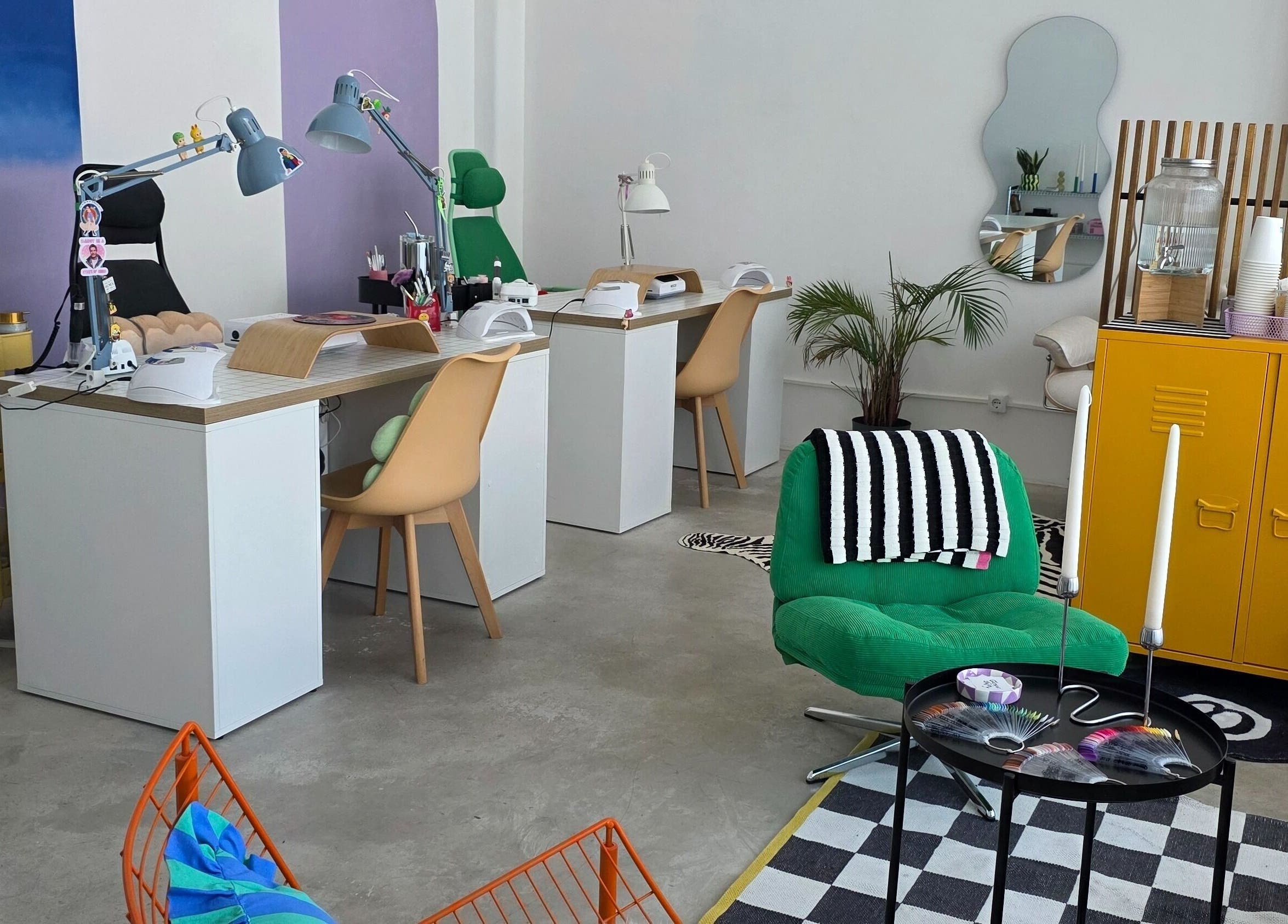 Espaço moderno de beleza em Chrome Studio, Lisboa, Lisboa, PT, com cadeiras coloridas e decoração vibrante.
