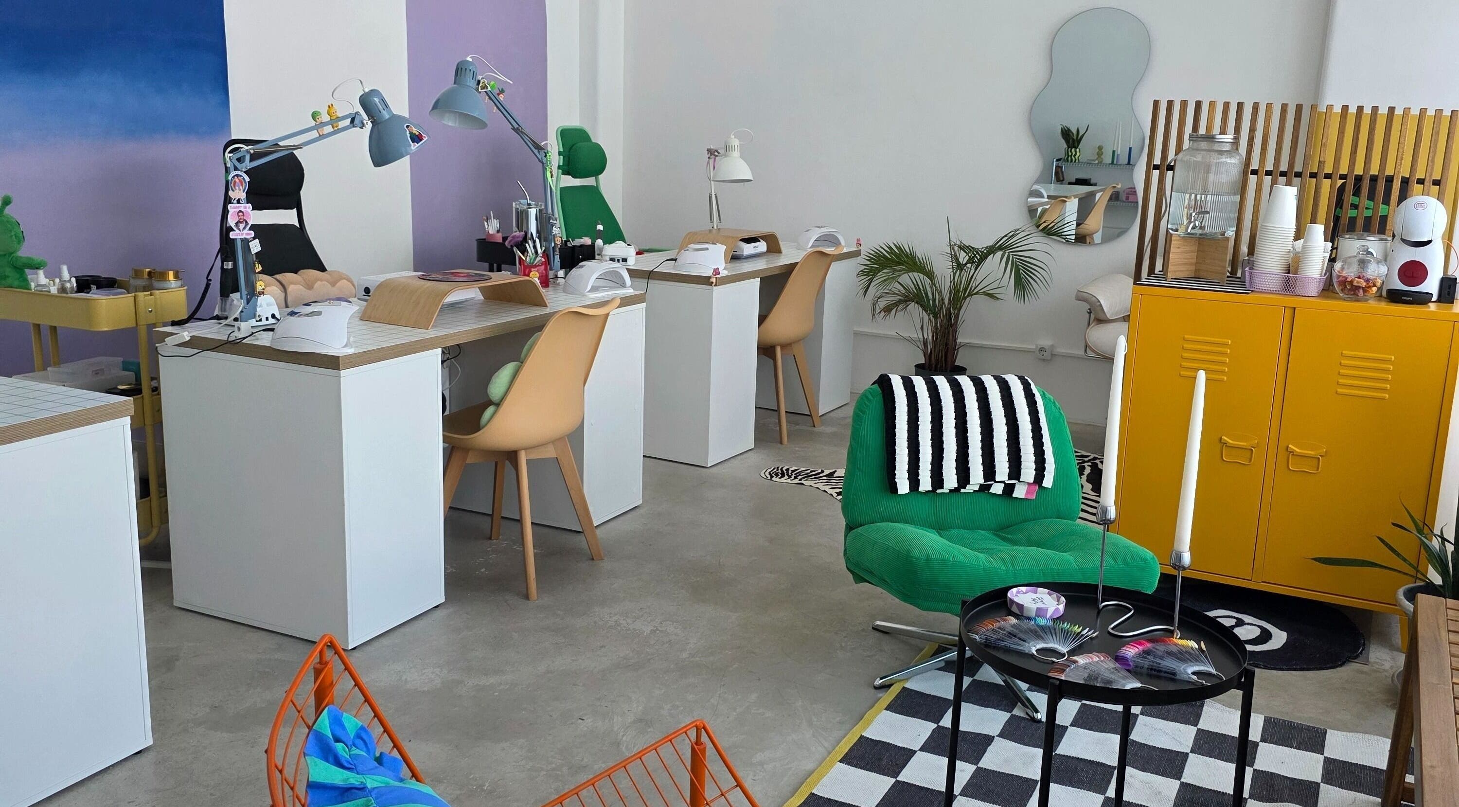 Espaço moderno de beleza em Chrome Studio, Lisboa, Lisboa, PT, com cadeiras coloridas e decoração vibrante.
