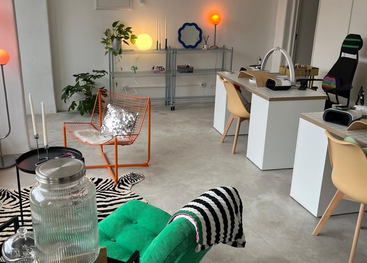 Área de espera estilosa no Chrome Studio, Lisboa, Lisboa, PT com mobiliário moderno e iluminação vibrante.