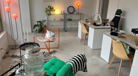 Área de espera estilosa no Chrome Studio, Lisboa, Lisboa, PT com mobiliário moderno e iluminação vibrante.