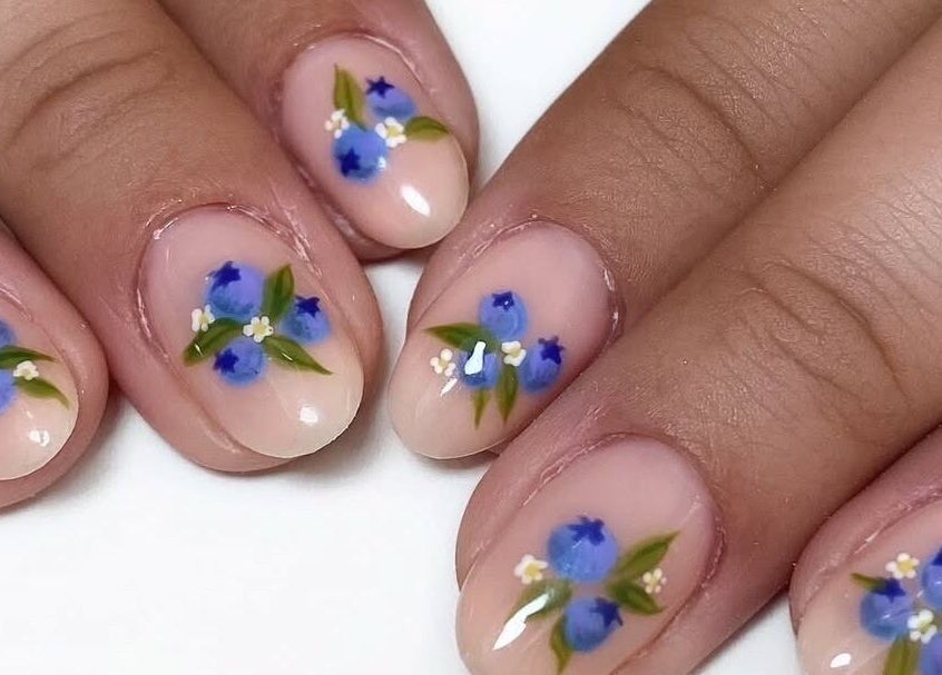 Arte de unhas com flores azuis em Chrome Studio, Lisboa, Lisboa, PT.