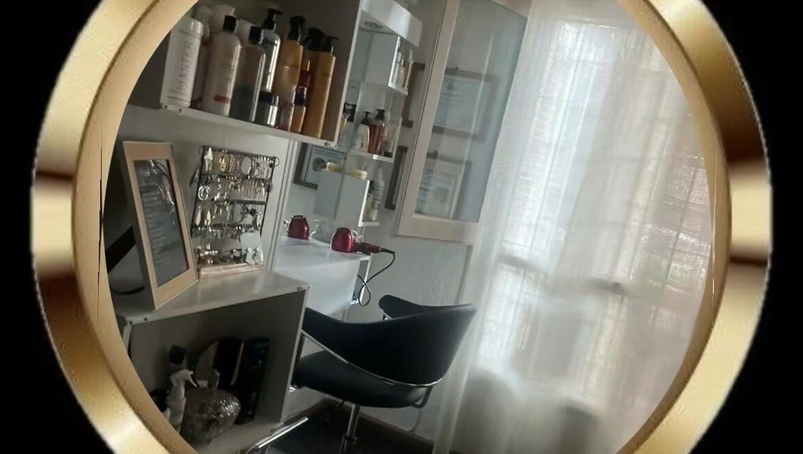 Estación de belleza en PELU GINA MAR, Montevideo, Departamento De Montevideo, UY con productos y herramientas.