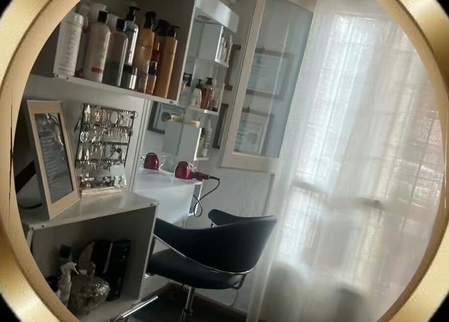 Estación de belleza en PELU GINA MAR, Montevideo, Departamento De Montevideo, UY con productos y herramientas.