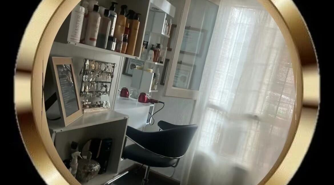 Estación de belleza en PELU GINA MAR, Montevideo, Departamento De Montevideo, UY con productos y herramientas.