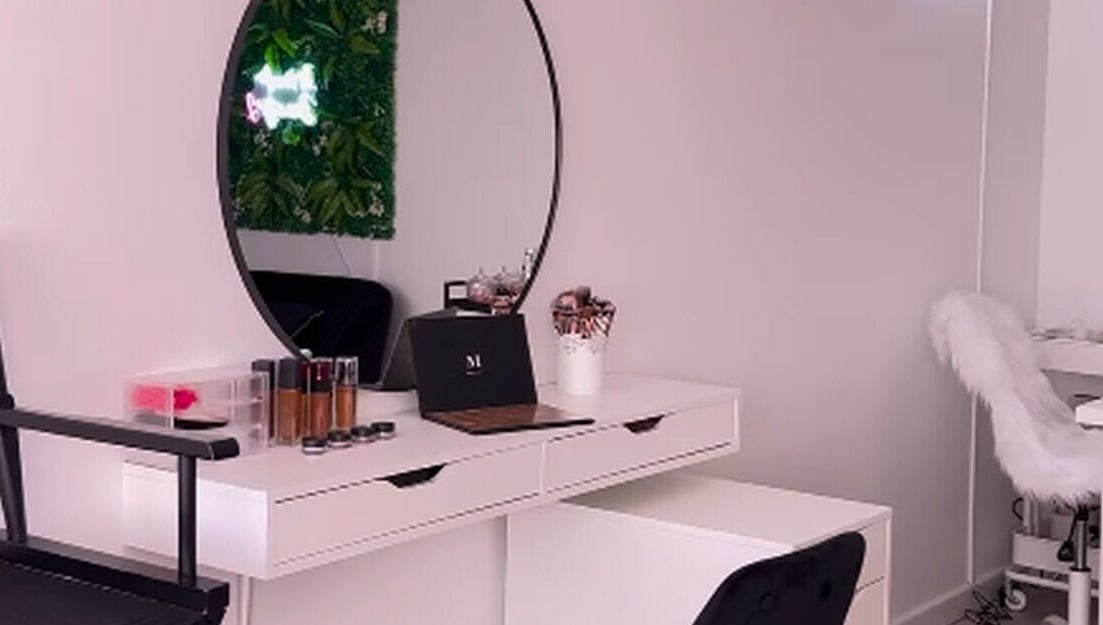 Coiffeuse élégante avec miroir rond à LHB Studio, Toulouse, Occitanie, FR. Décor moderne et soigné.
