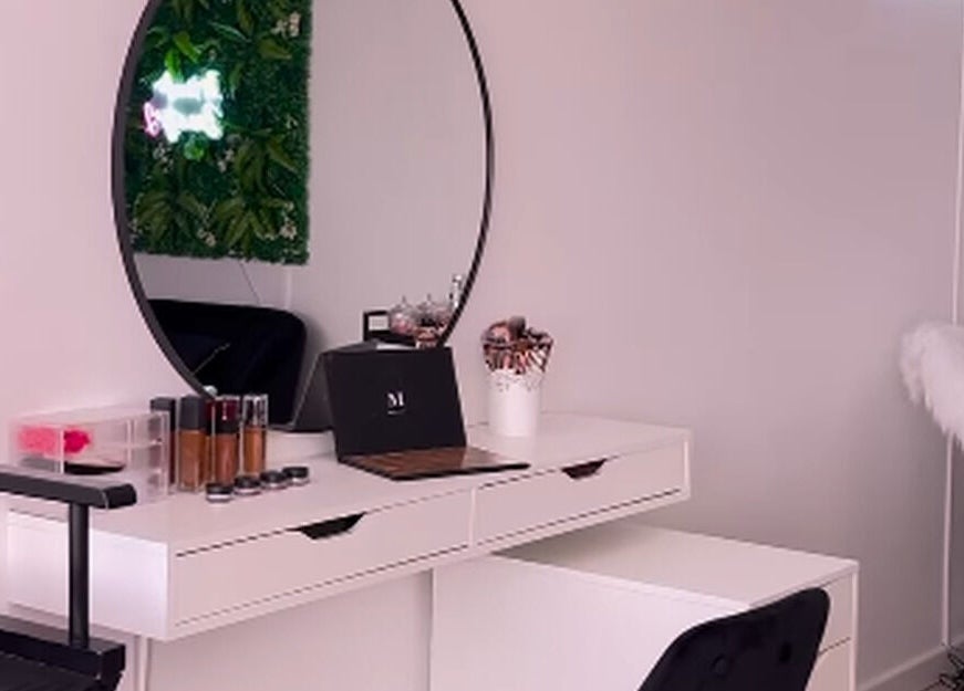 Coiffeuse élégante avec miroir rond à LHB Studio, Toulouse, Occitanie, FR. Décor moderne et soigné.