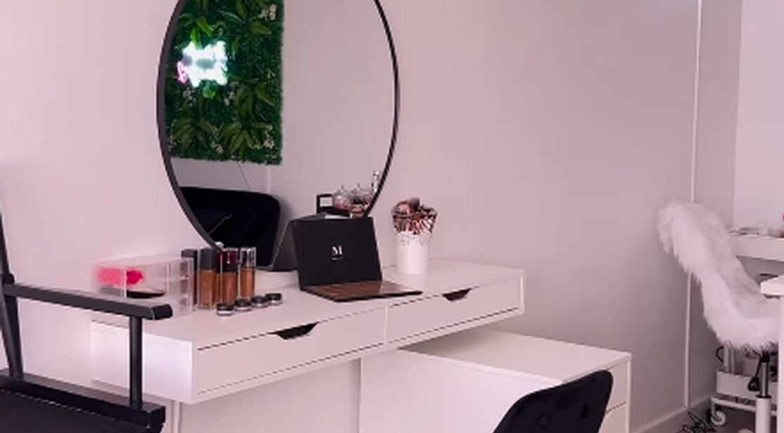 Coiffeuse élégante avec miroir rond à LHB Studio, Toulouse, Occitanie, FR. Décor moderne et soigné.