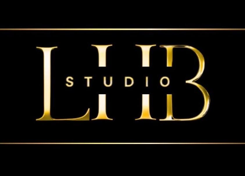 Logo doré du LHB Studio, Toulouse, Occitanie, FR, sur fond noir élégant.