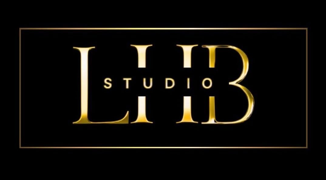 Logo doré du LHB Studio, Toulouse, Occitanie, FR, sur fond noir élégant.
