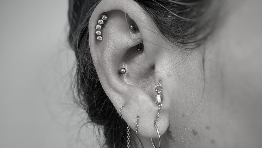 Piercing à l'oreille, Au.tattoon, Valleiry, Auvergne-rhône-alpes, FR. Bijoux élégants et tendance.