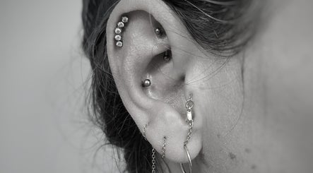Piercing à l'oreille, Au.tattoon, Valleiry, Auvergne-rhône-alpes, FR. Bijoux élégants et tendance.