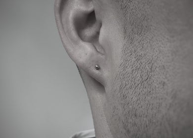 Boucle d'oreille discrète montrée à Au.tattoon, Valleiry, Auvergne-rhône-alpes, FR.
