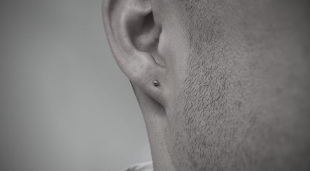 Boucle d'oreille discrète montrée à Au.tattoon, Valleiry, Auvergne-rhône-alpes, FR.