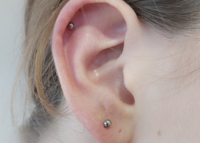 Piercing de lobe brillant chez Au.tattoon à Valleiry, Auvergne-rhône-alpes, FR.