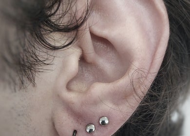 Piercing oreille élégant à Au.tattoon, Valleiry, Auvergne-rhône-alpes, FR.