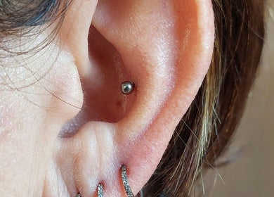 Piercing d'oreille élégant réalisé chez Au.tattoon à Valleiry, Auvergne-rhône-alpes, FR.