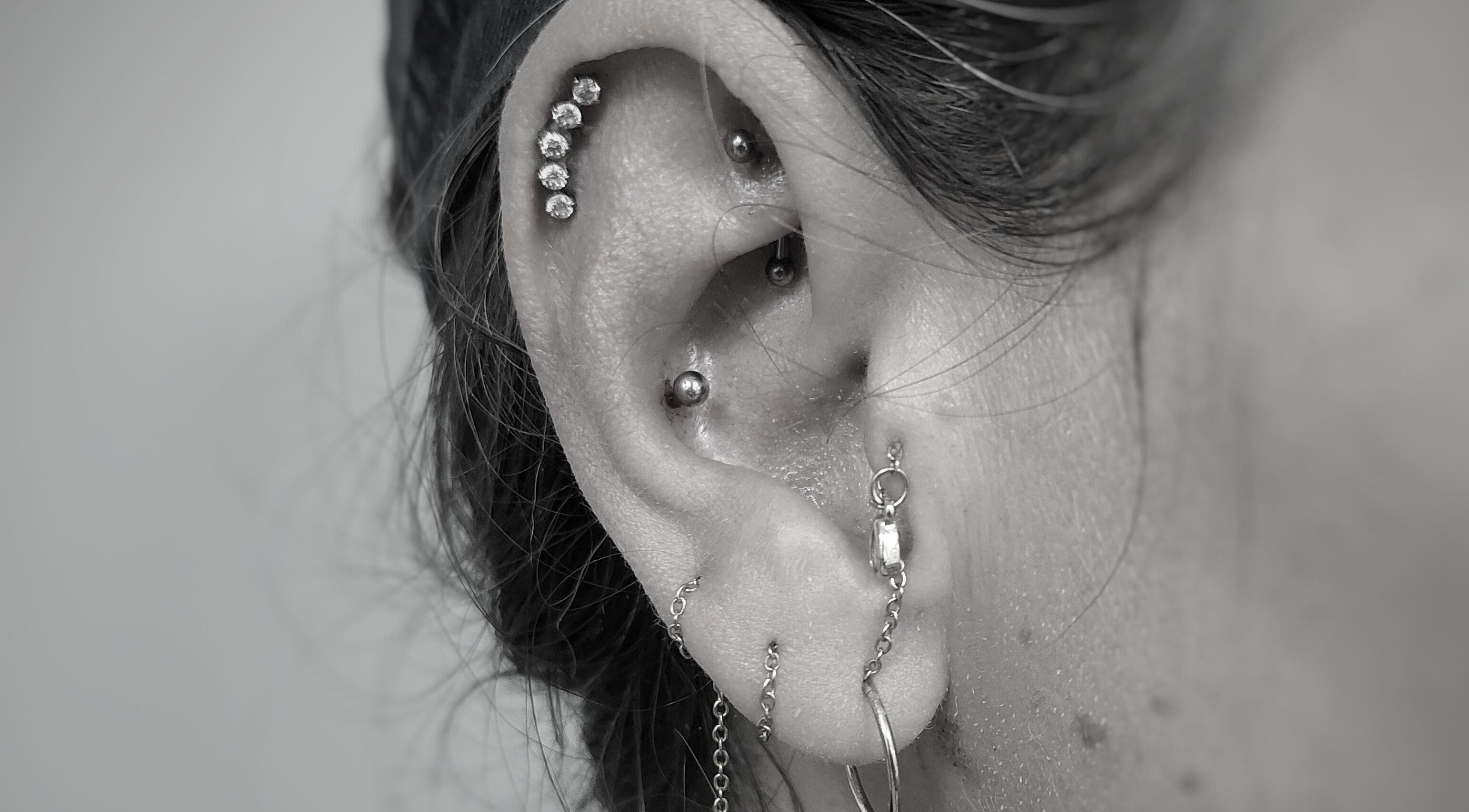 Oreille percée avec bijoux au salon Au.tattoon, Valleiry, Auvergne-rhône-alpes, FR.